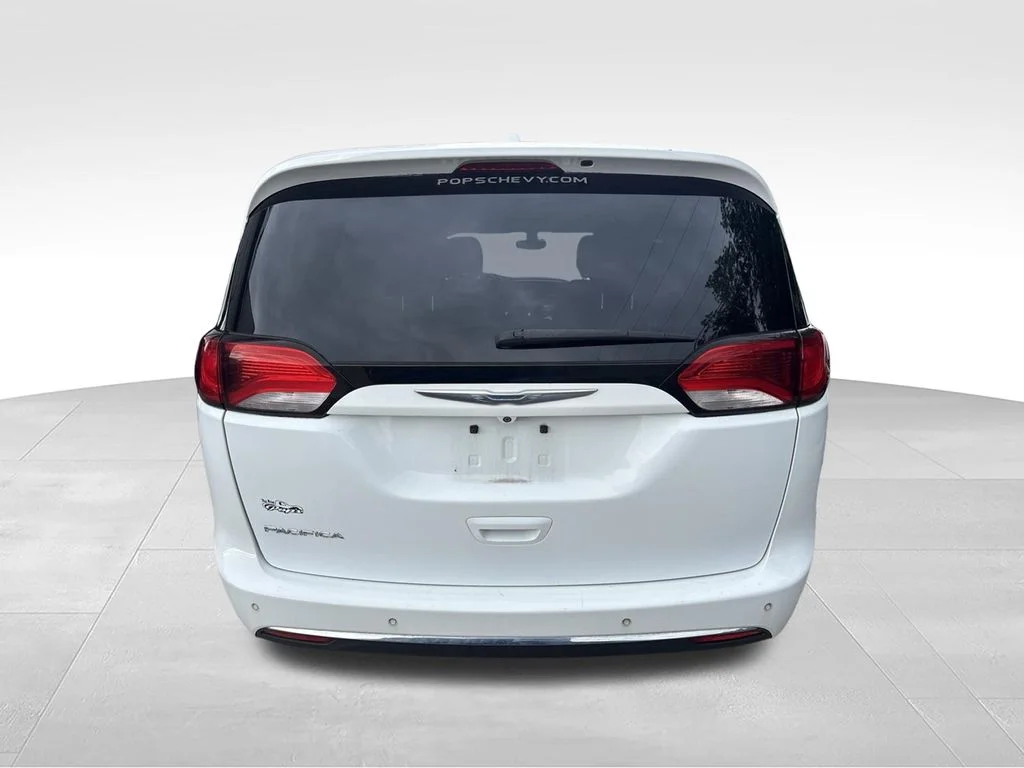 Used 2018 White Chrysler Touring L image 7