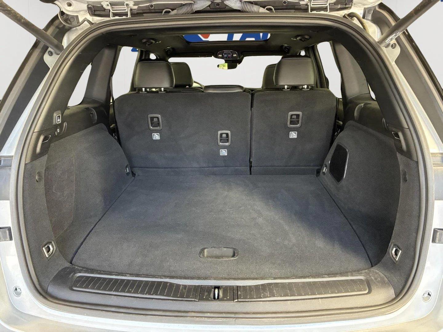 Used 2023 Silver Zynith Jeep Trailhawk image 9
