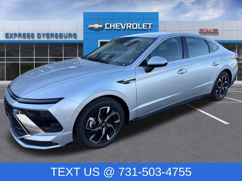 Used 2025 Silver Hyundai SEL image 3