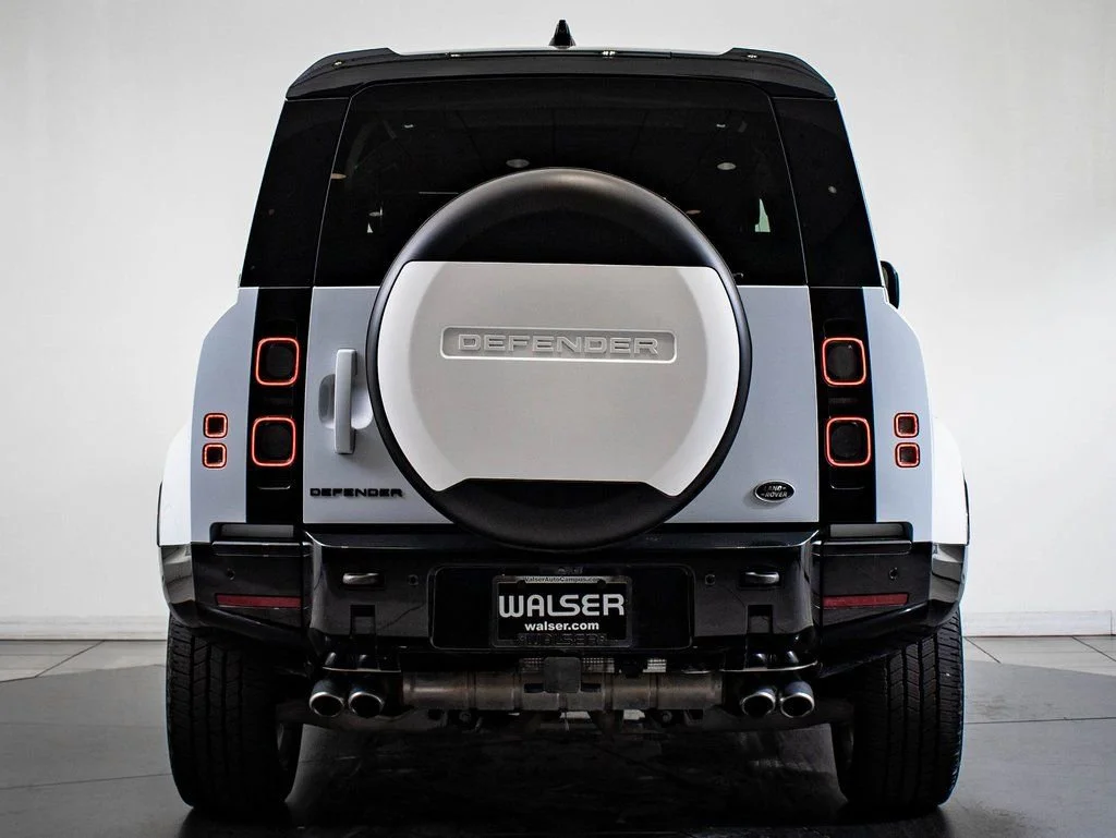 Used 2022 White Land Rover V8 image 10