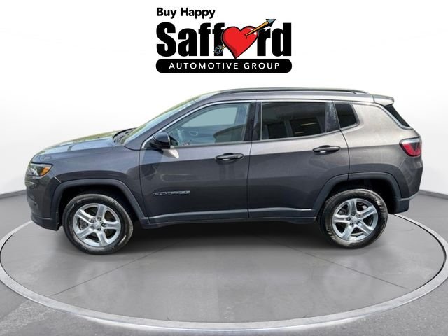 Used 2024  Jeep Latitude image 4