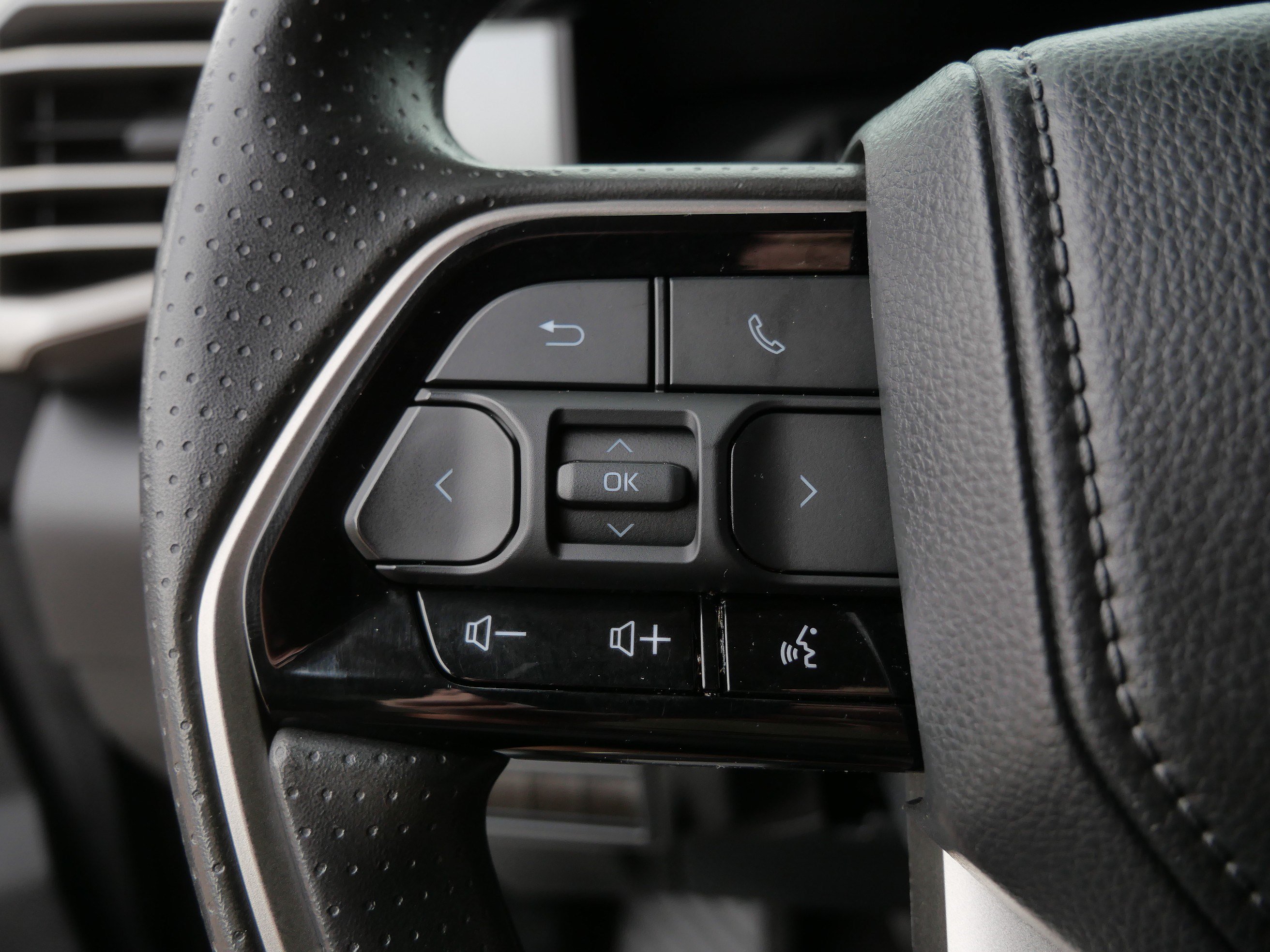 Used 2023 Midnight Black Metallic Toyota SR5 image 27