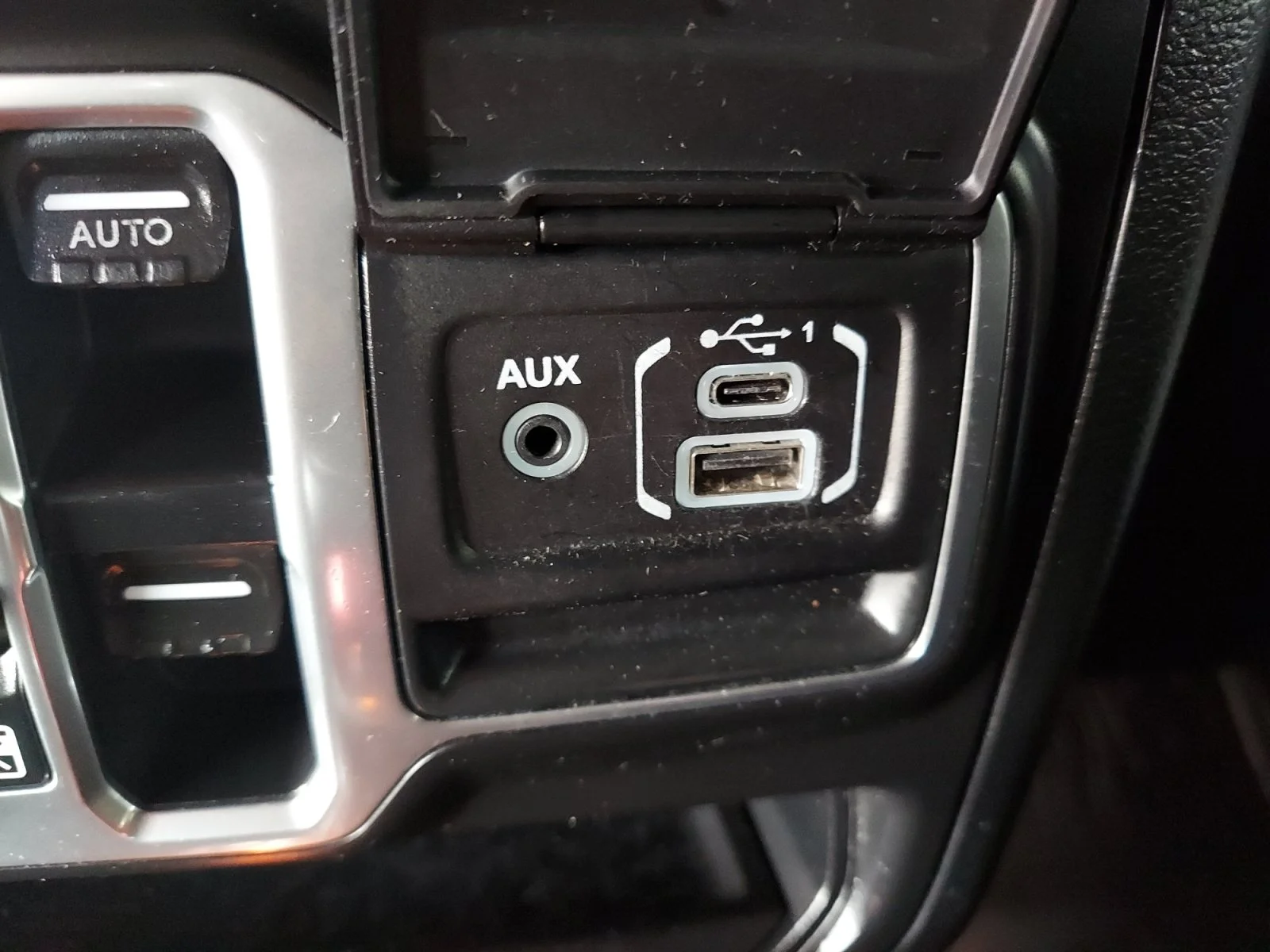 Used 2018 Bright White Clearcoat Jeep Sport S image 20