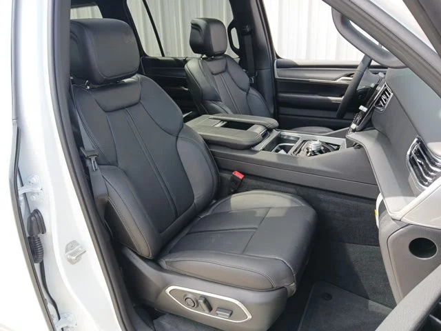 New 2026 Bright White Clear-Coat Exterior Paint Jeep Limited Reserve image 45