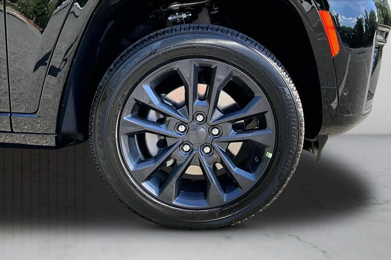 New 2026 Diamond Black Crystal Pearl-Coat Exterior Paint Jeep Limited image 34