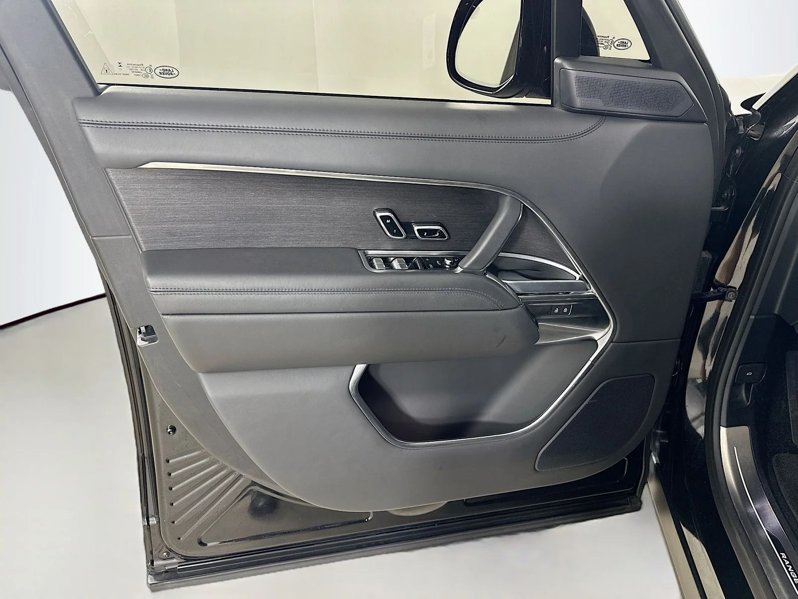 Used 2024  Land Rover  image 15