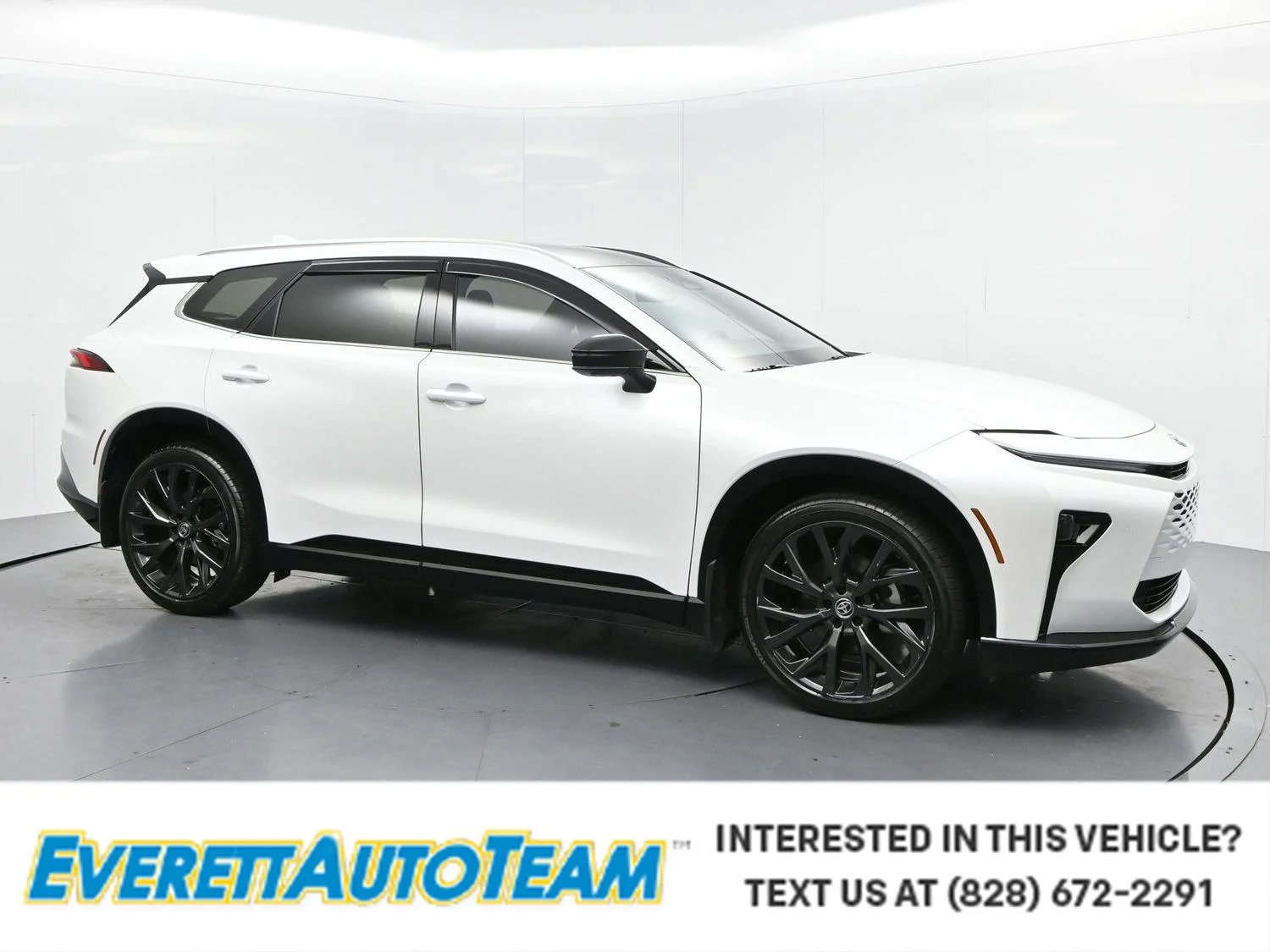 Used 2025  Toyota XLE image 1