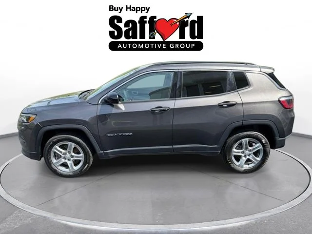 Used 2024  Jeep Latitude image 4