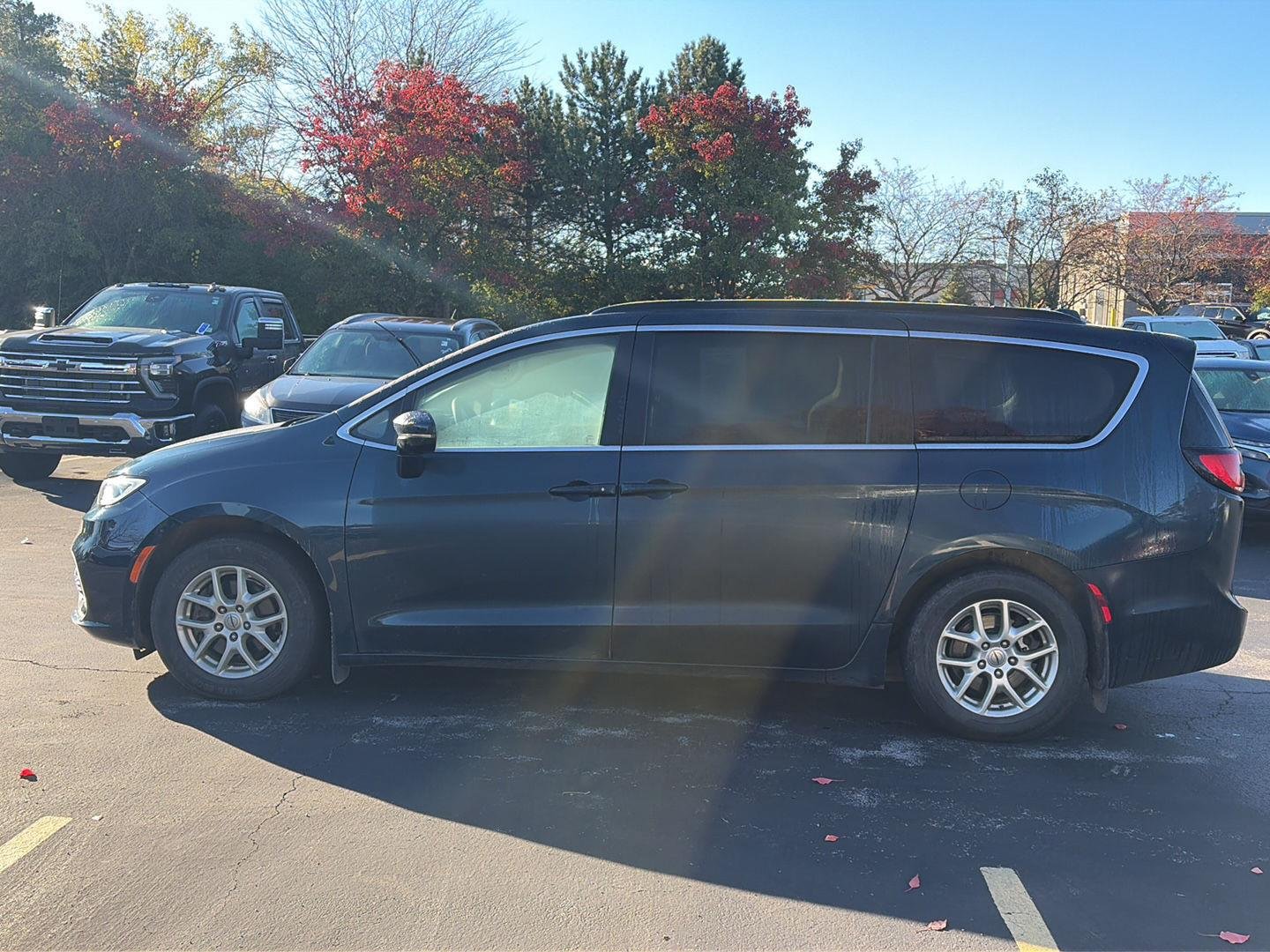 Used 2022 Fathom Blue Pearlcoat Chrysler Touring L image 4