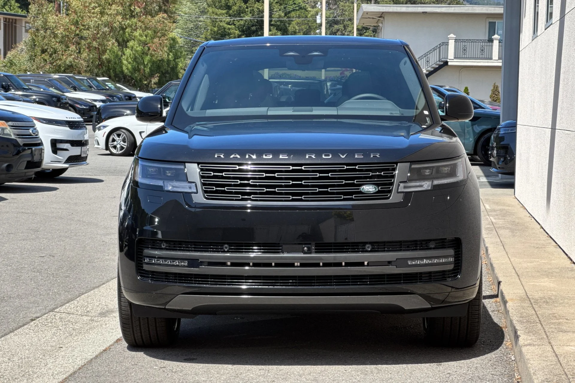 New 2026 SANTORINI BLACK Land Rover SE image 10