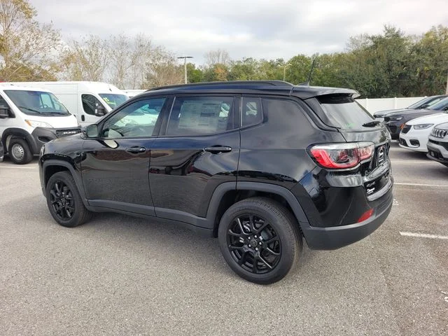 New 2026 Diamond Black Crystal Pearlcoat Jeep Latitude image 9