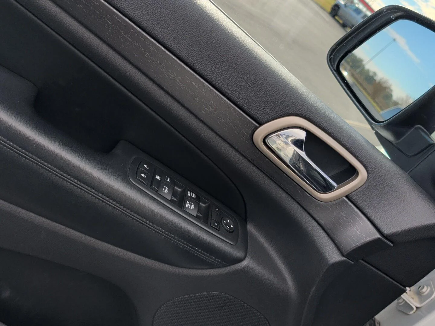 Used 2016 White Jeep Laredo image 11