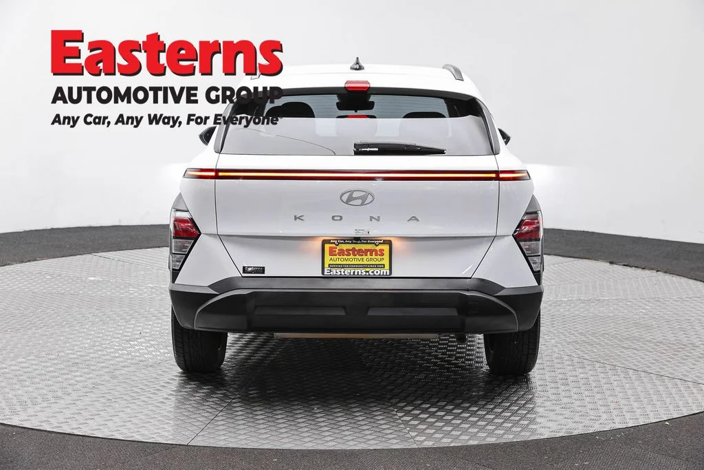 Used 2025 White Hyundai SEL image 6