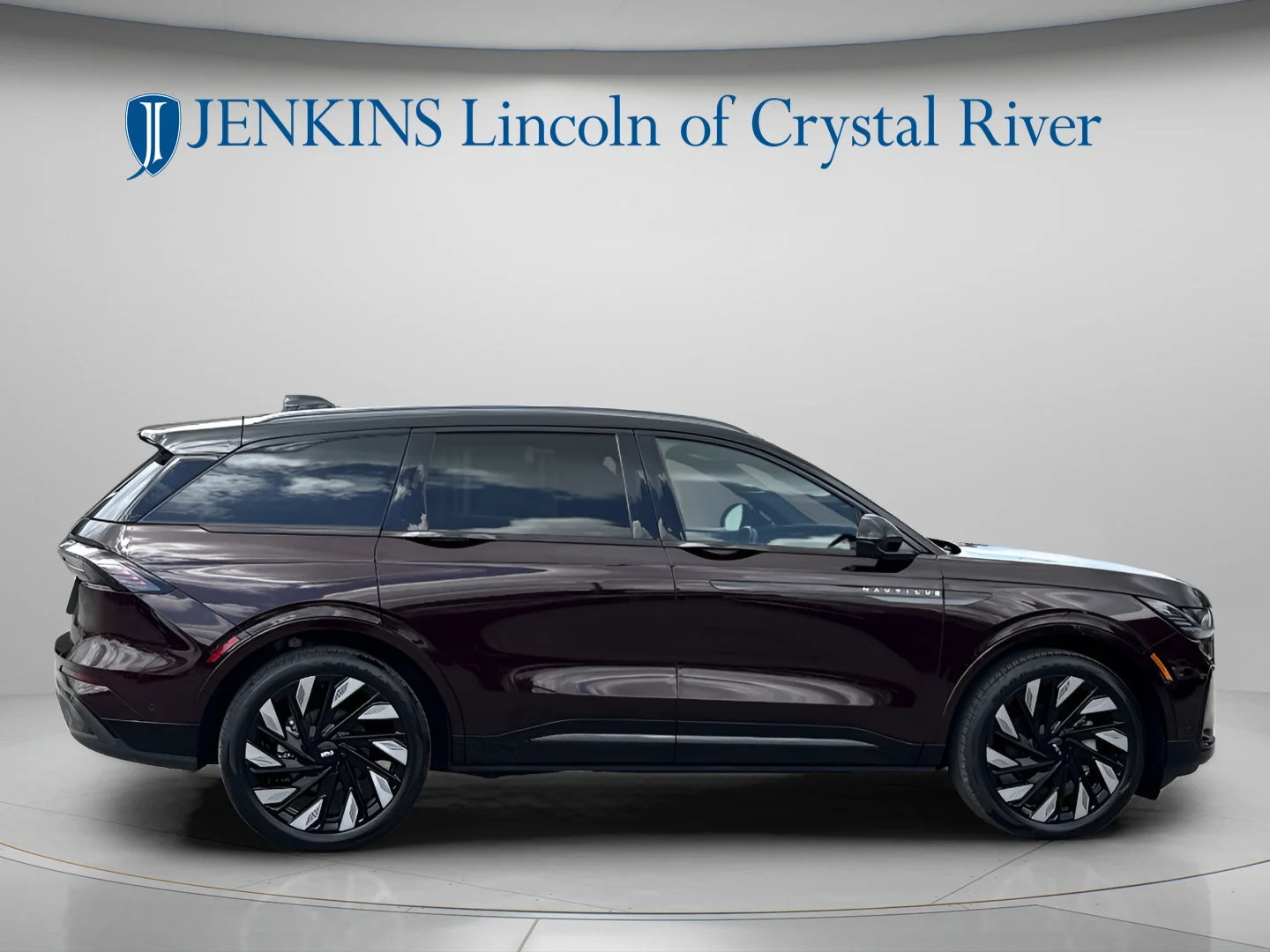 Used 2024 Diamond Red Metallic Clearcoat Lincoln Reserve image 3