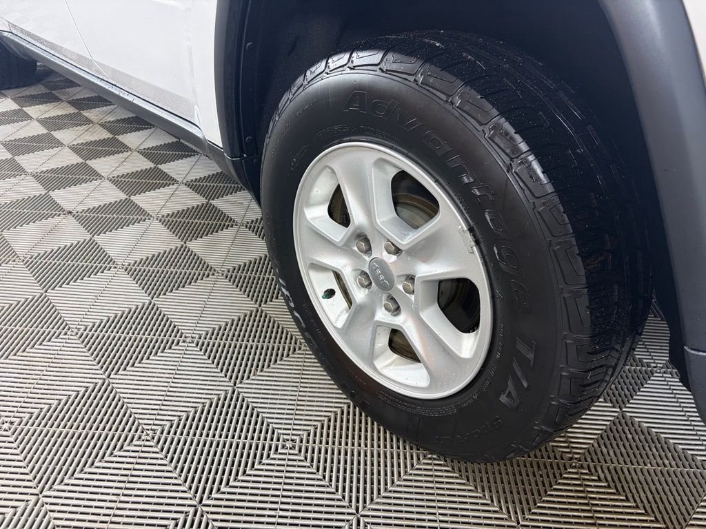 Used 2017 White Jeep Laredo image 21
