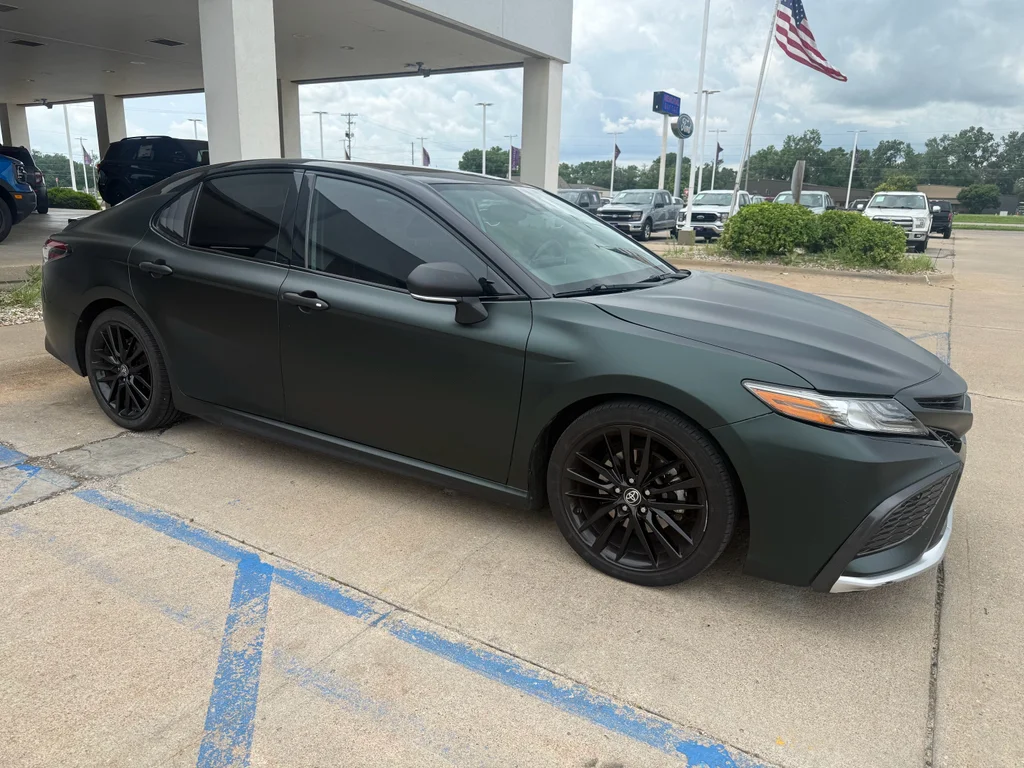 Used 2022  Toyota XSE V6 image 5
