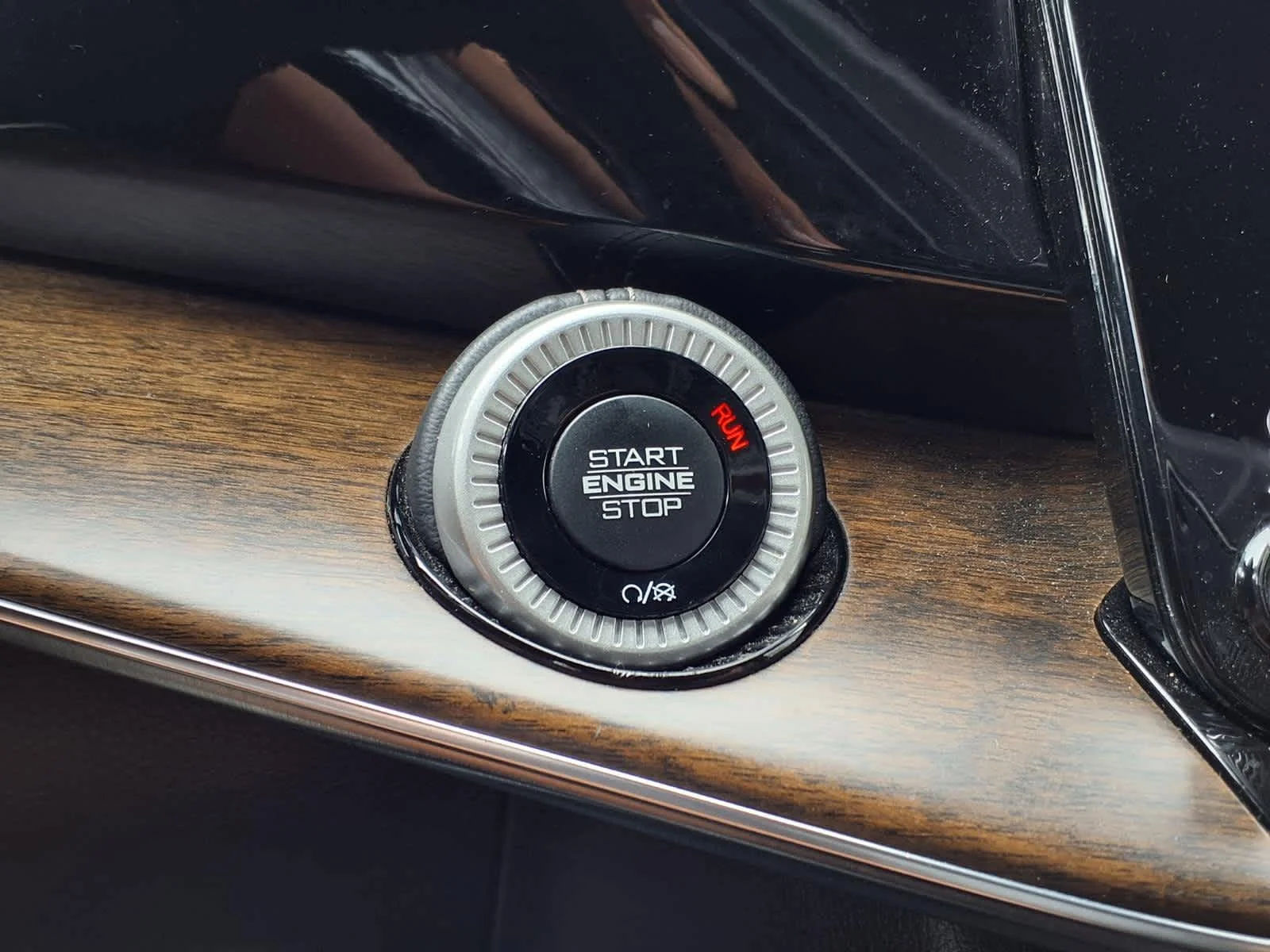 Used 2022 Diamond Black Crystal Pearlcoat Jeep Series I image 19