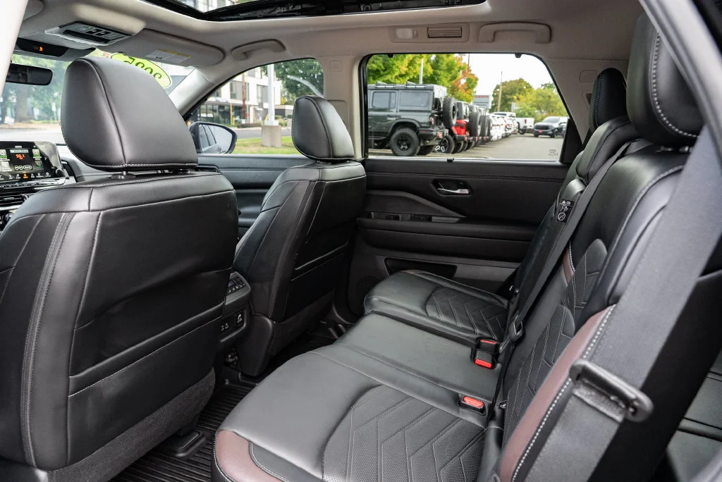 Used 2025 Black Nissan Platinum image 26
