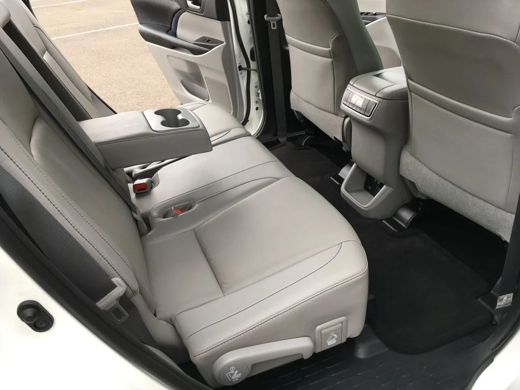 Used 2019 White Toyota XLE image 31