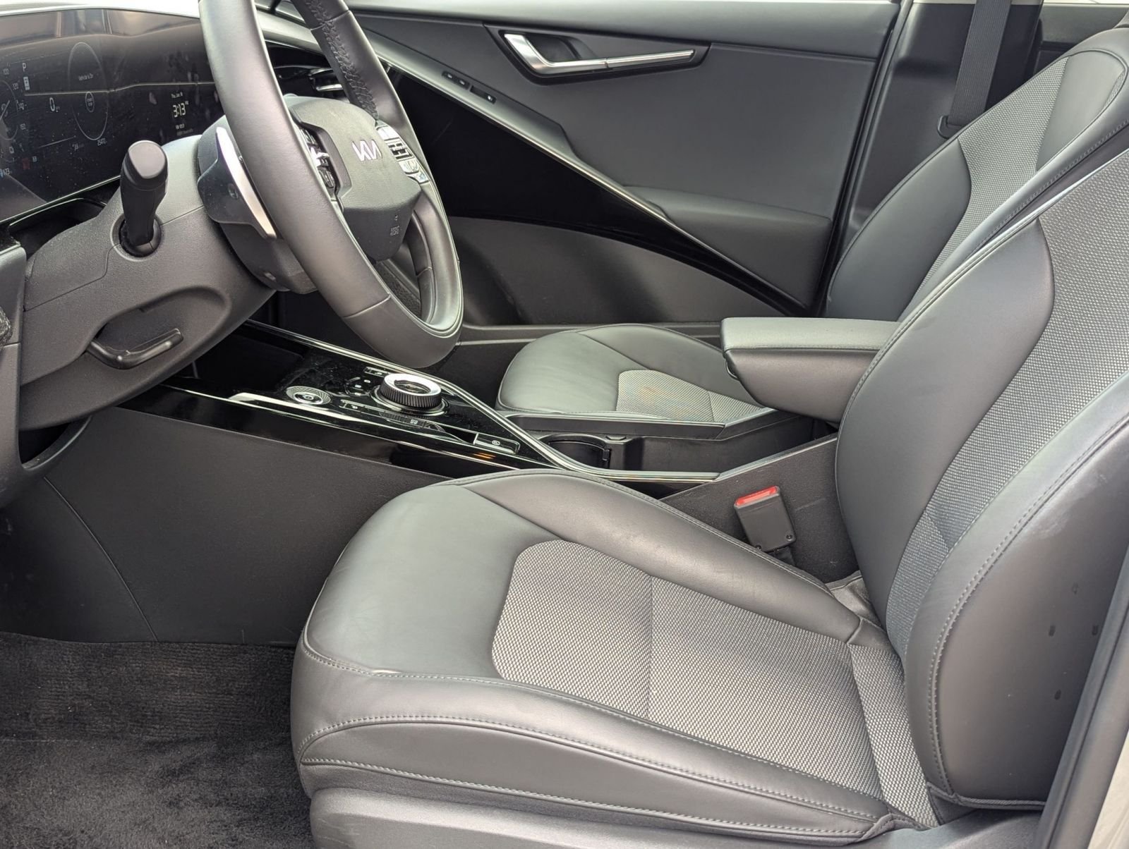 Used 2024 Gray Kia Wind image 10