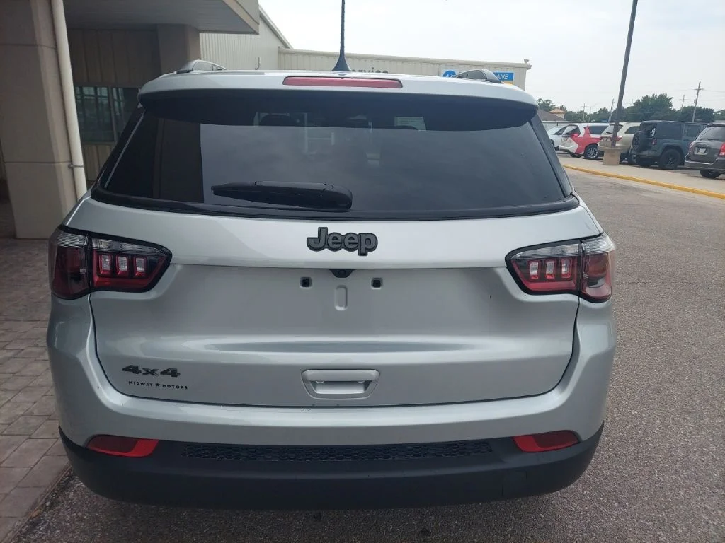 New 2026 Silver Zynith Metallic Clearcoat Jeep Latitude image 6
