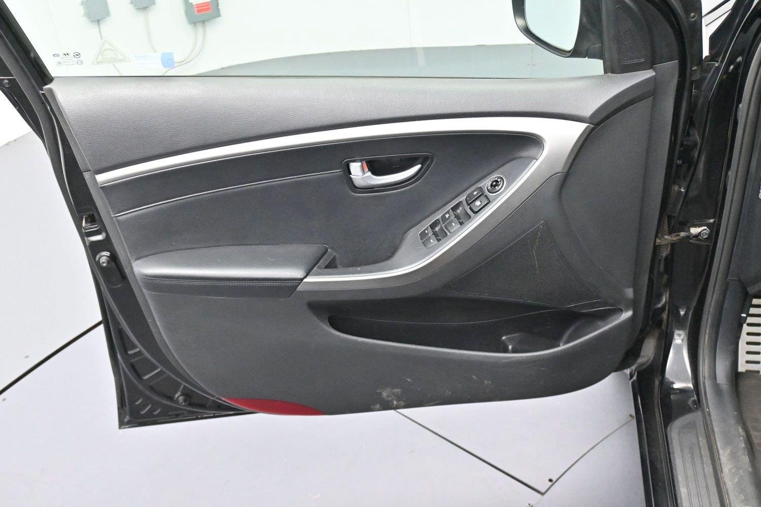 Used 2013 Black Noir Pearl Hyundai 5dr HB Auto PZEV image 9
