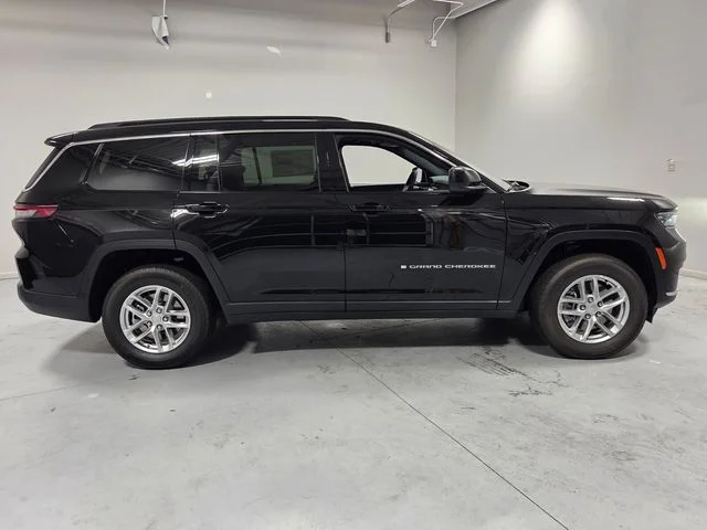 New 2026 Diamond Black Crystal Pearlcoat Jeep Laredo image 14