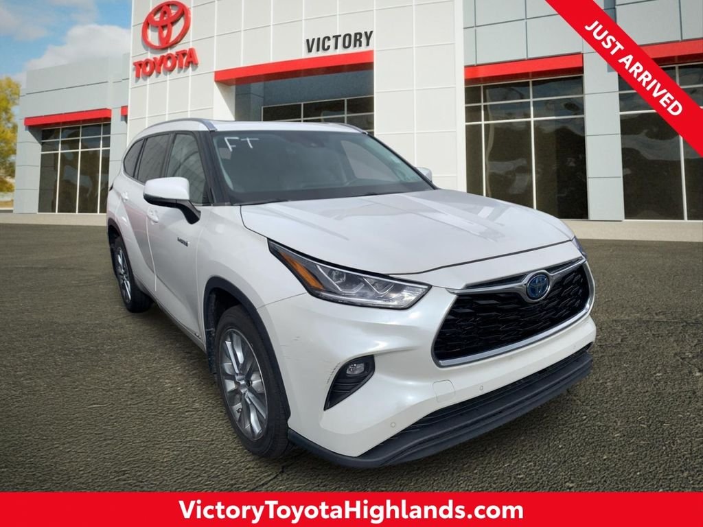 Used 2020 White Toyota XLE image 1
