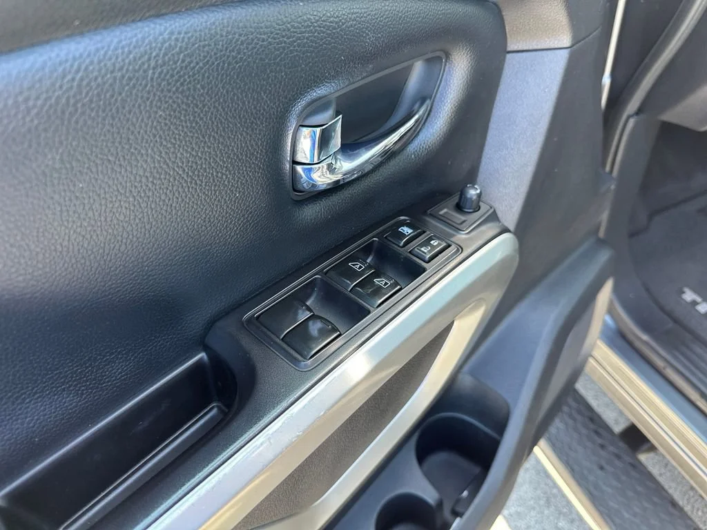 Used 2017  Nissan SV image 16