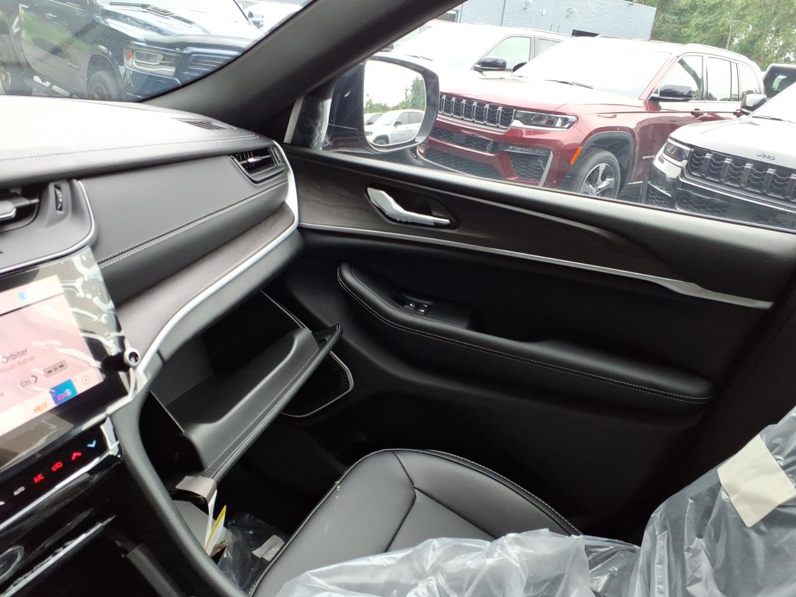 New 2026 Velvet Red Pearl-Coat Exterior Paint Jeep Limited image 16