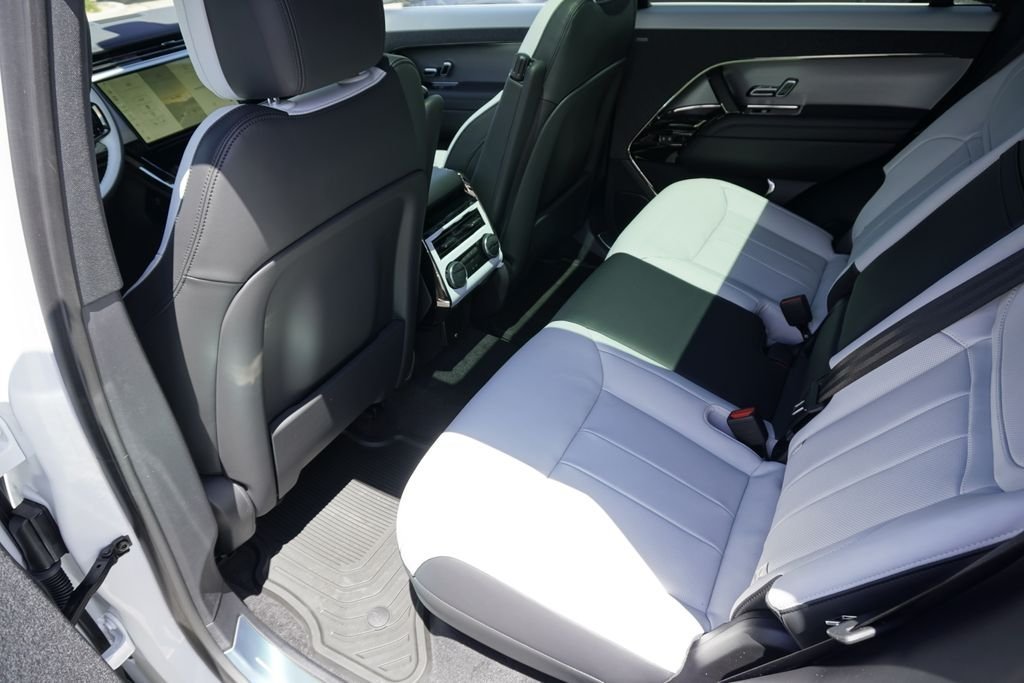 New 2026 Ostuni Pearl White LAND ROVER Dynamic SE image 29