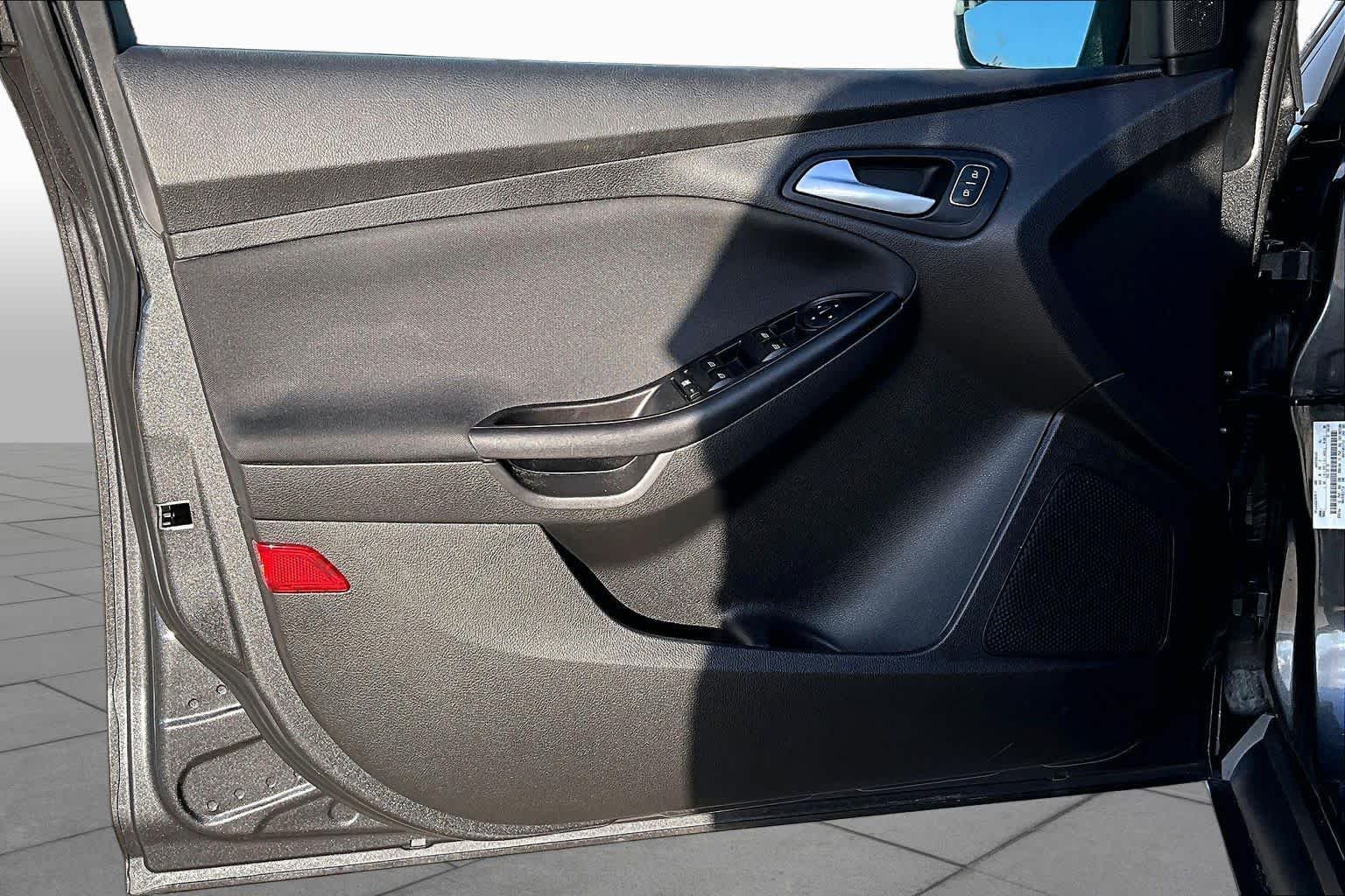 Used 2018 Magnetic Metallic Ford SE image 22