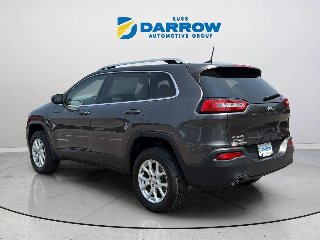Used 2018 Gray Jeep Latitude Plus image 3