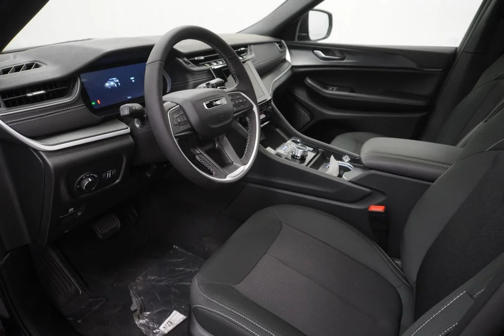 New 2026 Diamond Black Crystal Pearlcoat Jeep Laredo image 16