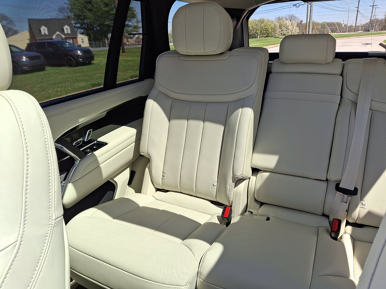 New 2026 Santorini Black Metallic - 1AG Land Rover P400 SE 7 Seat image 15