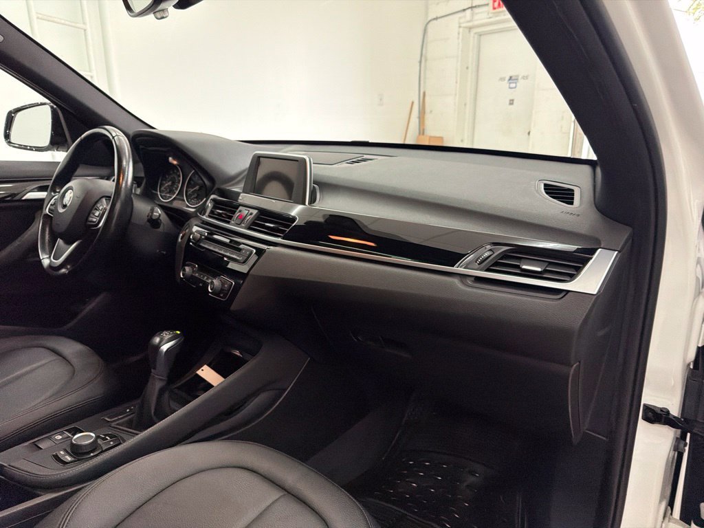Used 2017 White BMW sDrive28i image 31