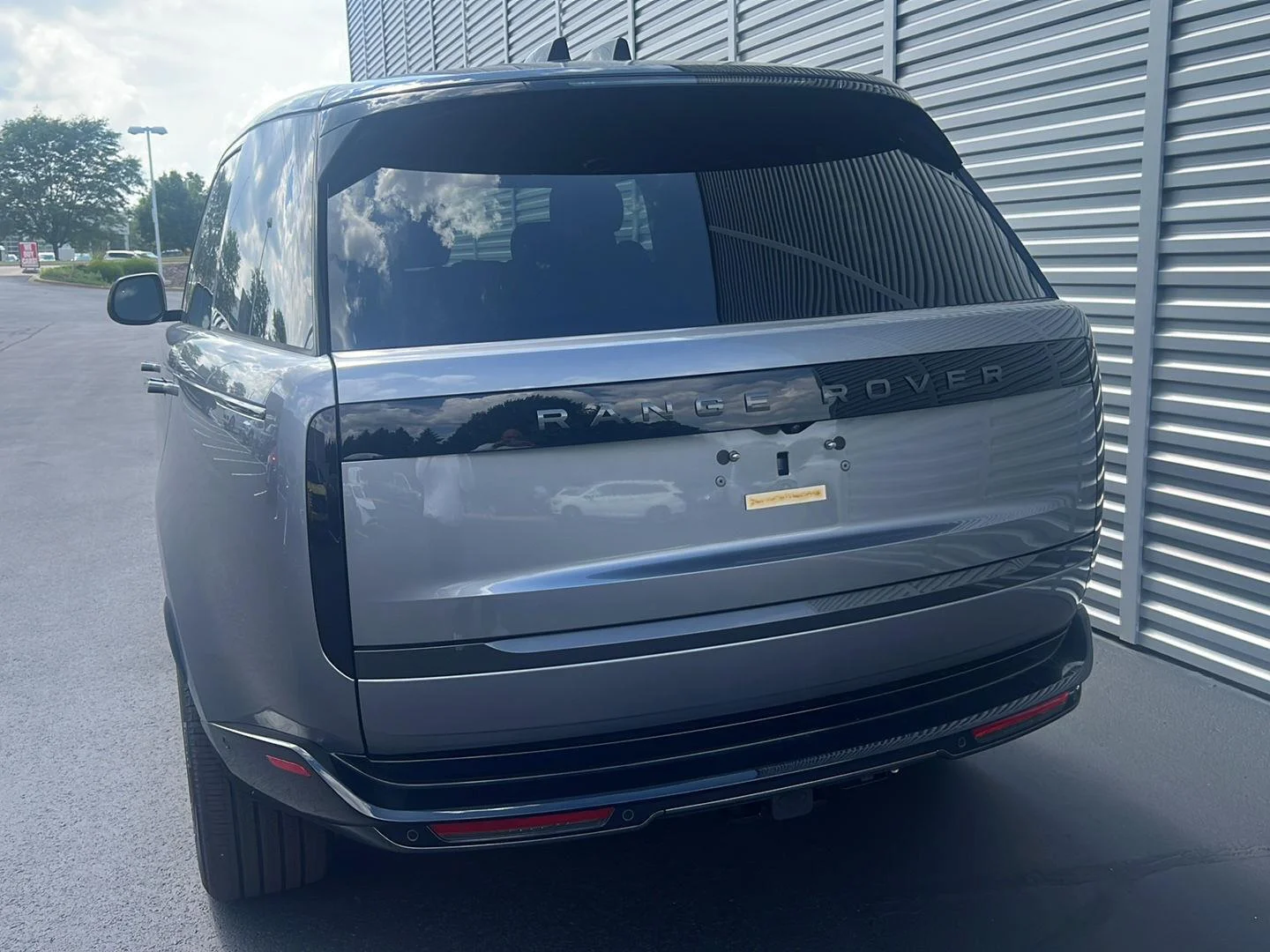 New 2026 Eiger Grey Metallic Land Rover SE image 4