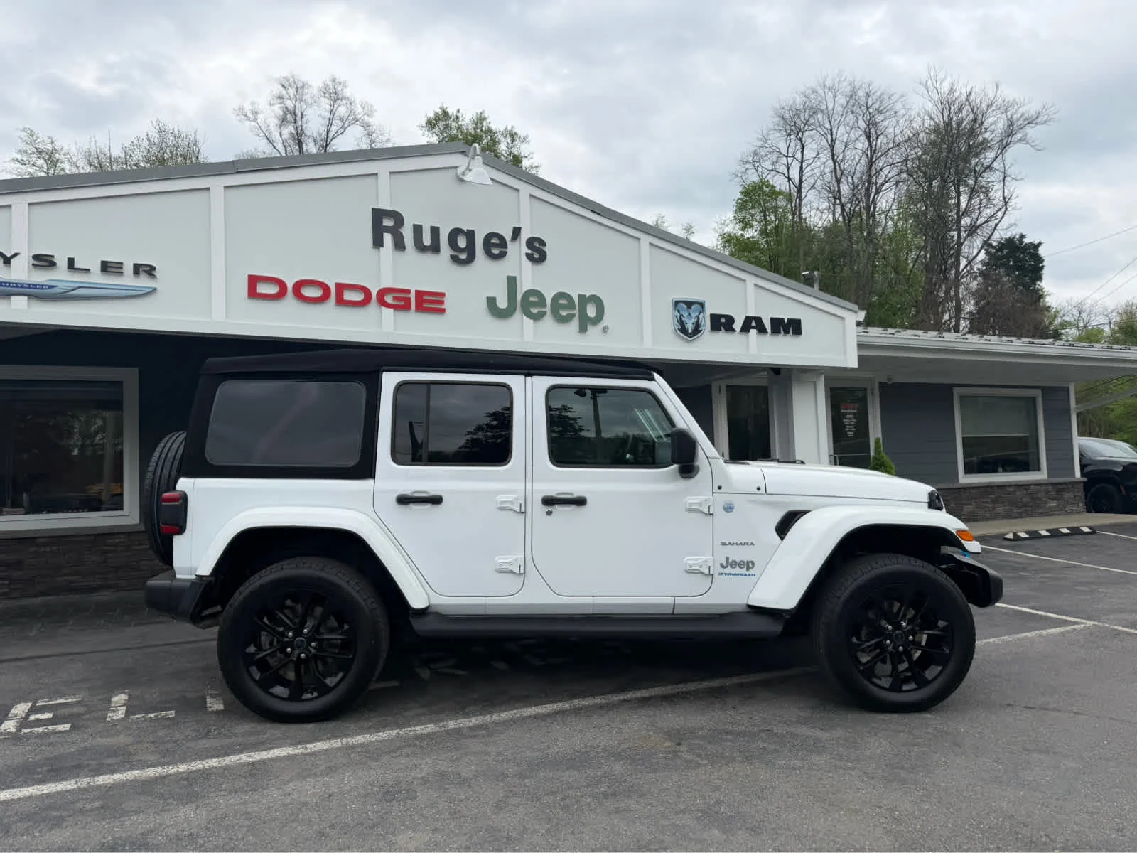 Used 2024 Bright White Clearcoat Jeep Sahara image 8