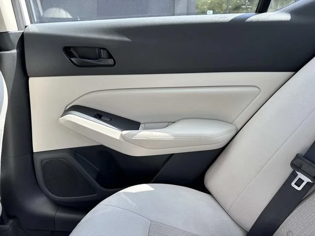 Used 2025 White Nissan 2.5 SV image 18