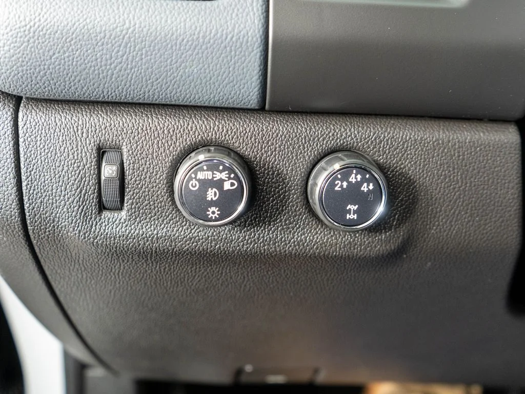 Used 2015 White Chevrolet Z71 image 22