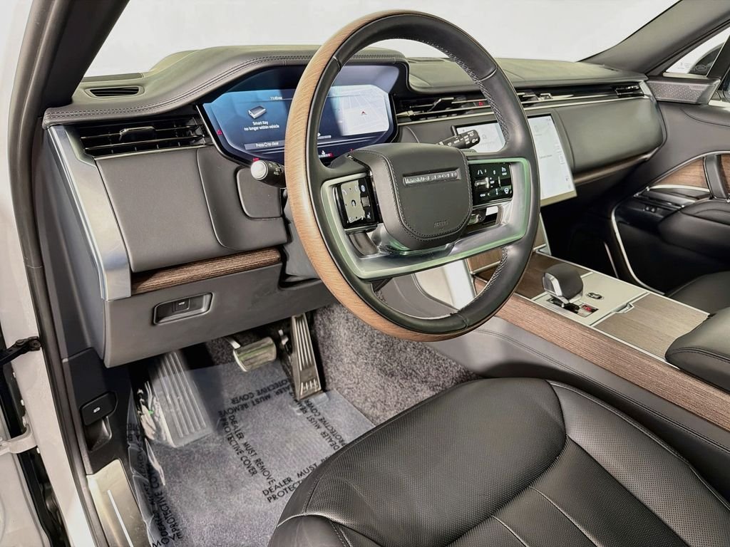 Used 2025 Ostuni Pearl Wht Prem Met Land Rover Autobiography image 9