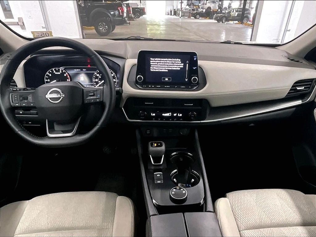 Used 2025 Everest White Pearl Nissan SV image 21