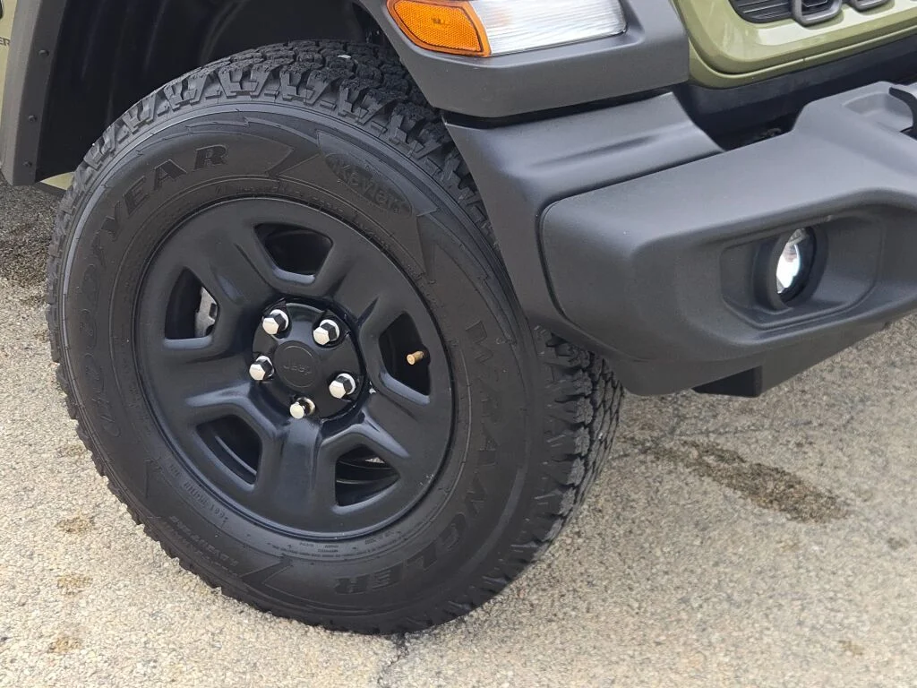 Used 2025 Green Jeep Sport image 3