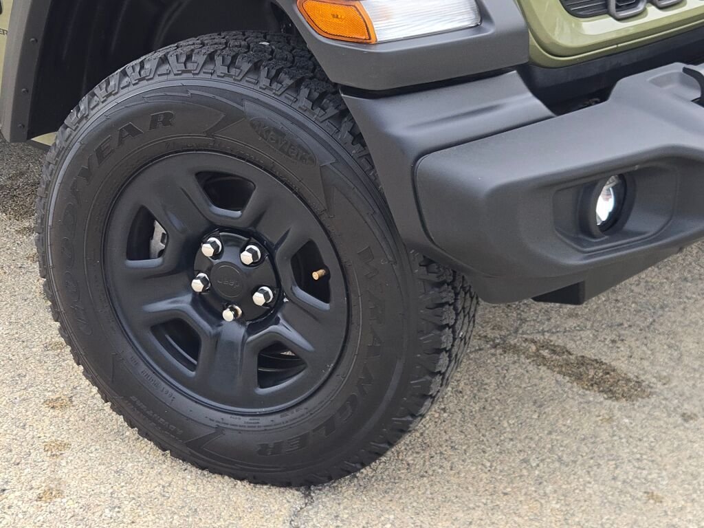 Used 2025 Green Jeep Sport image 3