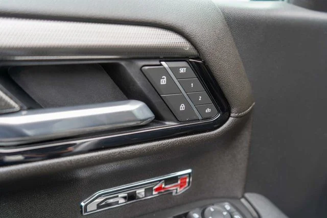 Used 2025  GMC AT4 image 21