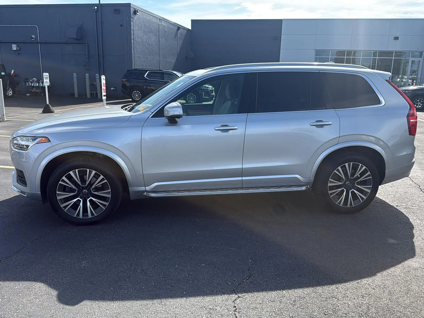 Used 2021 Bright Silver Metallic Volvo Momentum image 3