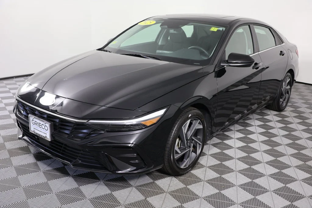 Used 2025 Abyss Black Hyundai SEL Convenience image 4