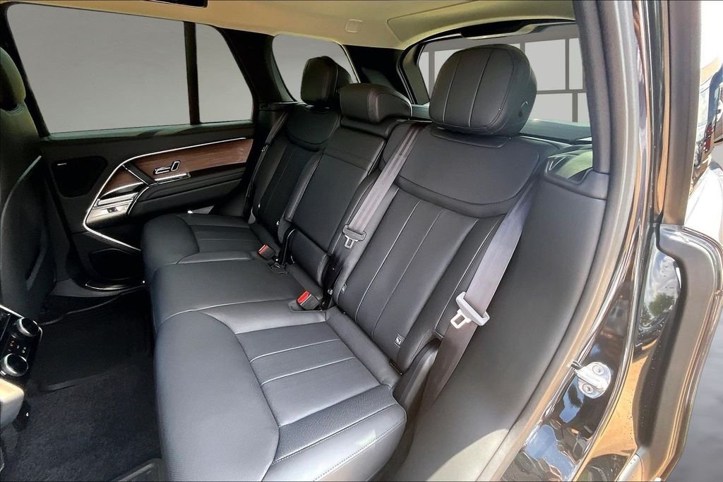 New 2027 Santorini Black Metallic Land Rover SE image 10