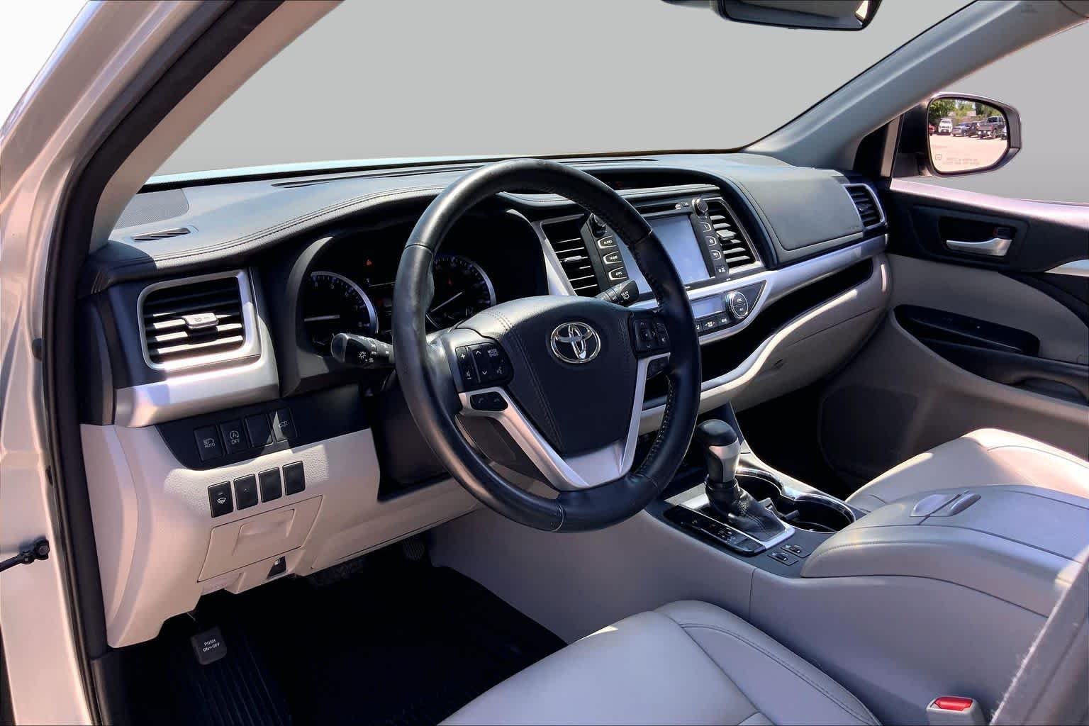 Used 2018 Celestial Silver Metallic Toyota XLE image 18