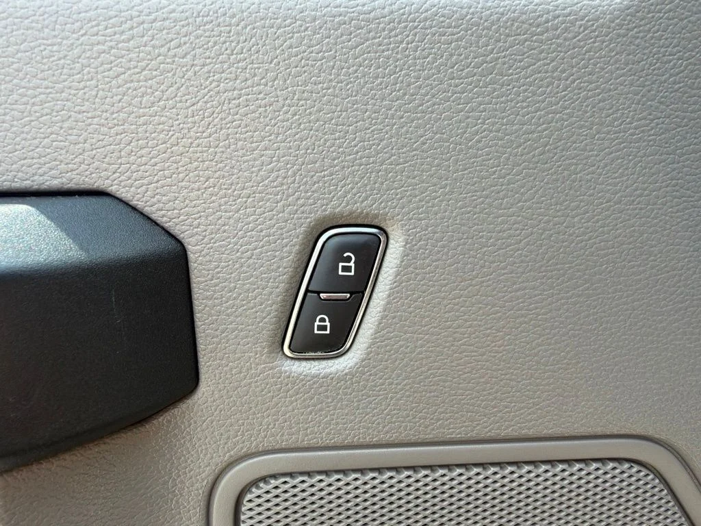 Used 2018 Gray Ford XL image 27
